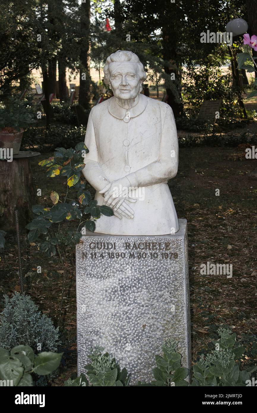 Statua di Rachele Guidi moglie del dittatore italiano Mussolini a VILLA CARPENA, residenza di Mussolini e della sua famiglia Foto Stock