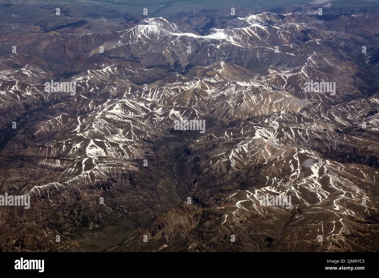 Vista aerea della Shoshone National Forest e delle Absaroka Mountains, una sottoregione delle Montagne Rocciose, nel Wyoming nord-occidentale, Stati Uniti. Foto Stock