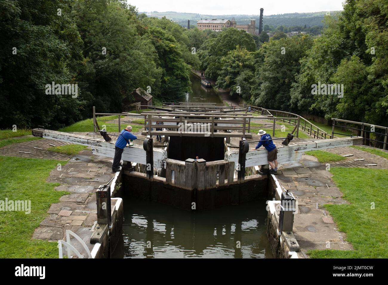 Il Bingley Five Rise Locks lungo il canale di Leeds e Liverpool nello Yorkshire. Foto Stock