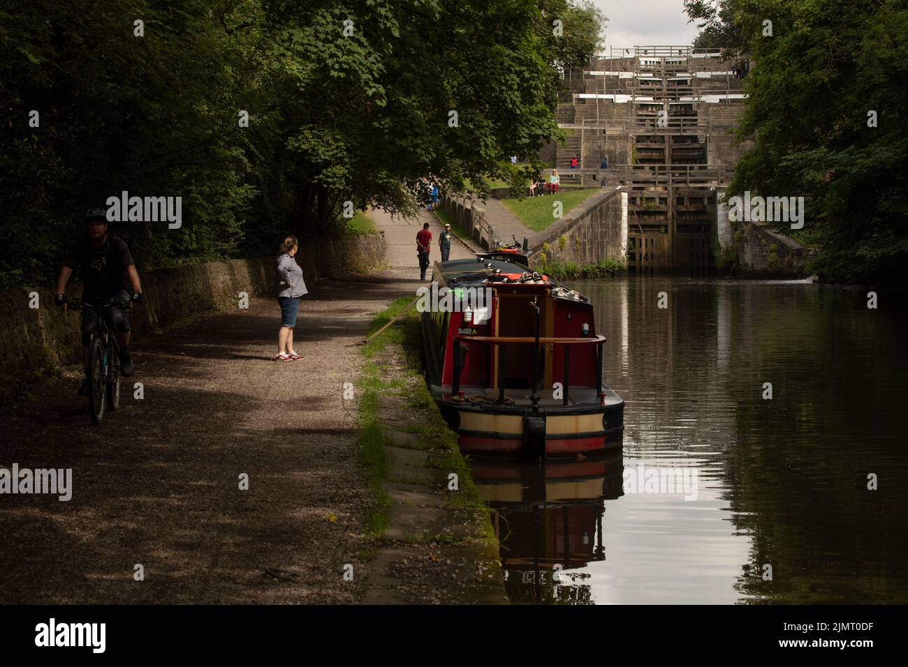 Una nave da crociera noleggiata da Silsden Boats è ormeggiata lungo il canale di Leeds e Liverpool. Foto Stock