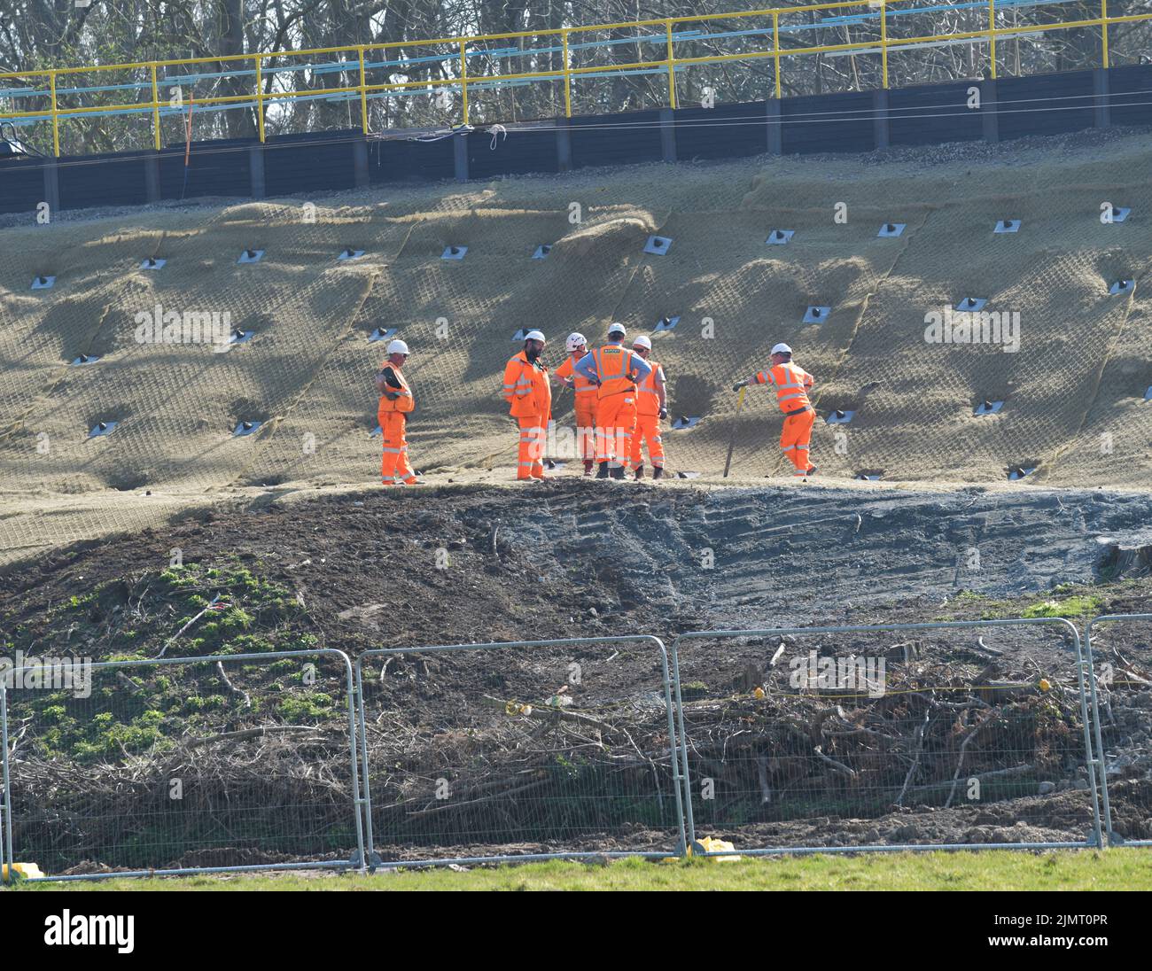 banda di lavoratore britannico che lavora su argini ferroviari wrabbness essex inghilterra Foto Stock