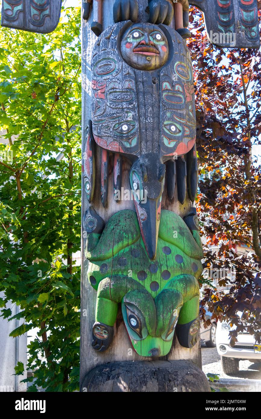 Dettaglio del totem nativo dell'Alaska chiamato Sun Raven Native American Totem Pole, fuori dal Totem Heritage Center di Ketchikan, Alaska. Foto Stock