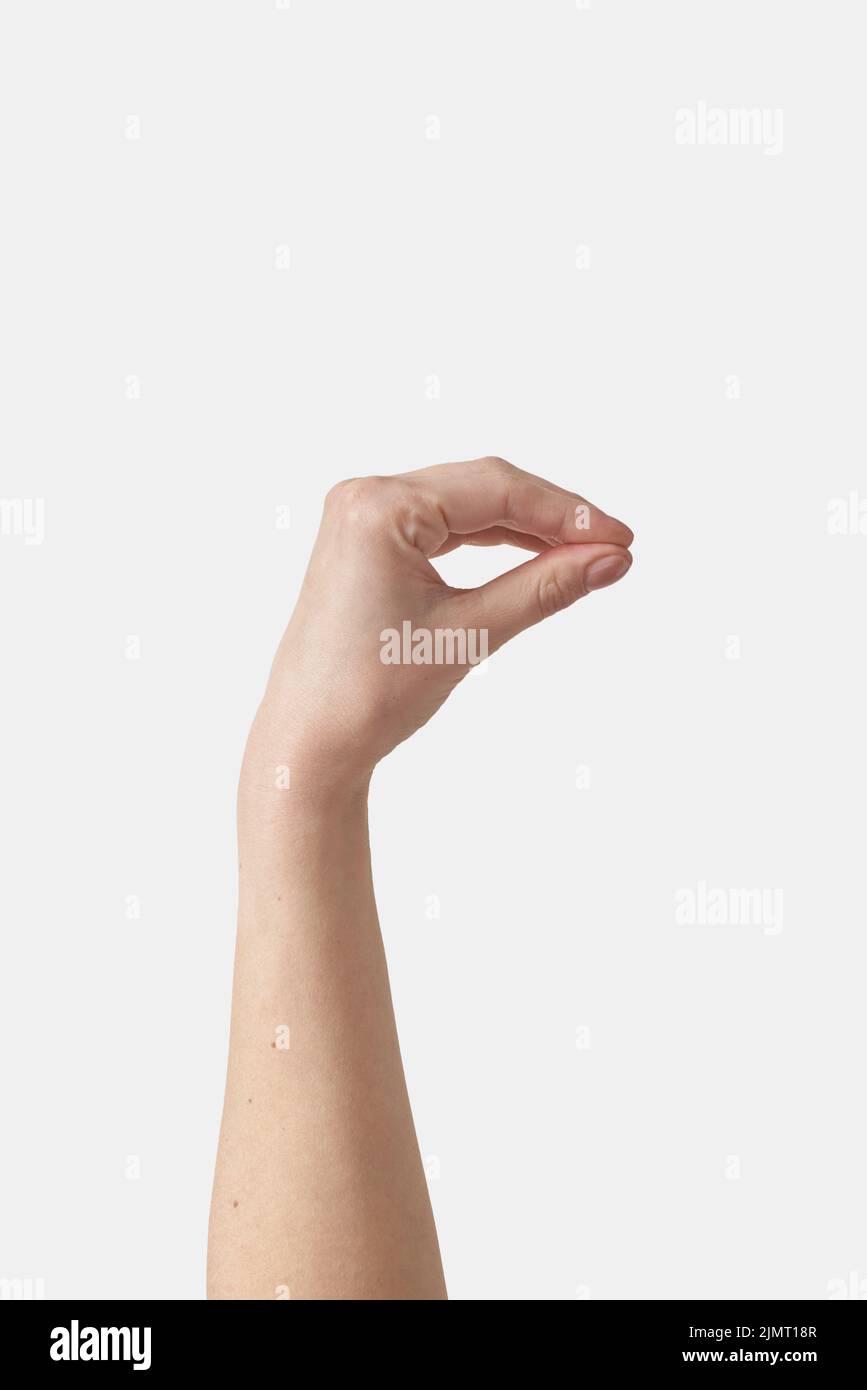 Oggetto invisibile che tiene la mano femminile sul bianco. Foto Stock