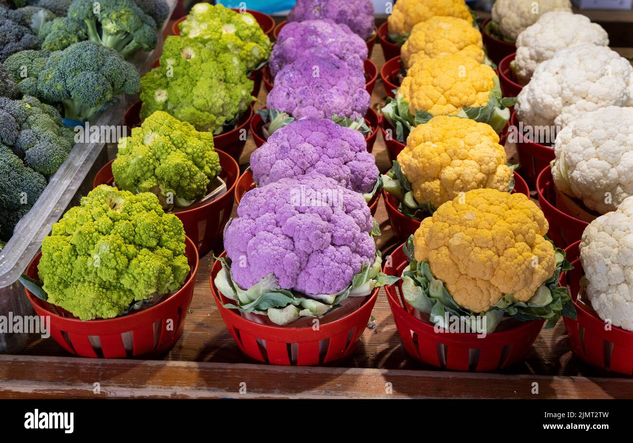 Broccoli e cavolfiore freschi e colorati in un mercato alimentare locale Foto Stock