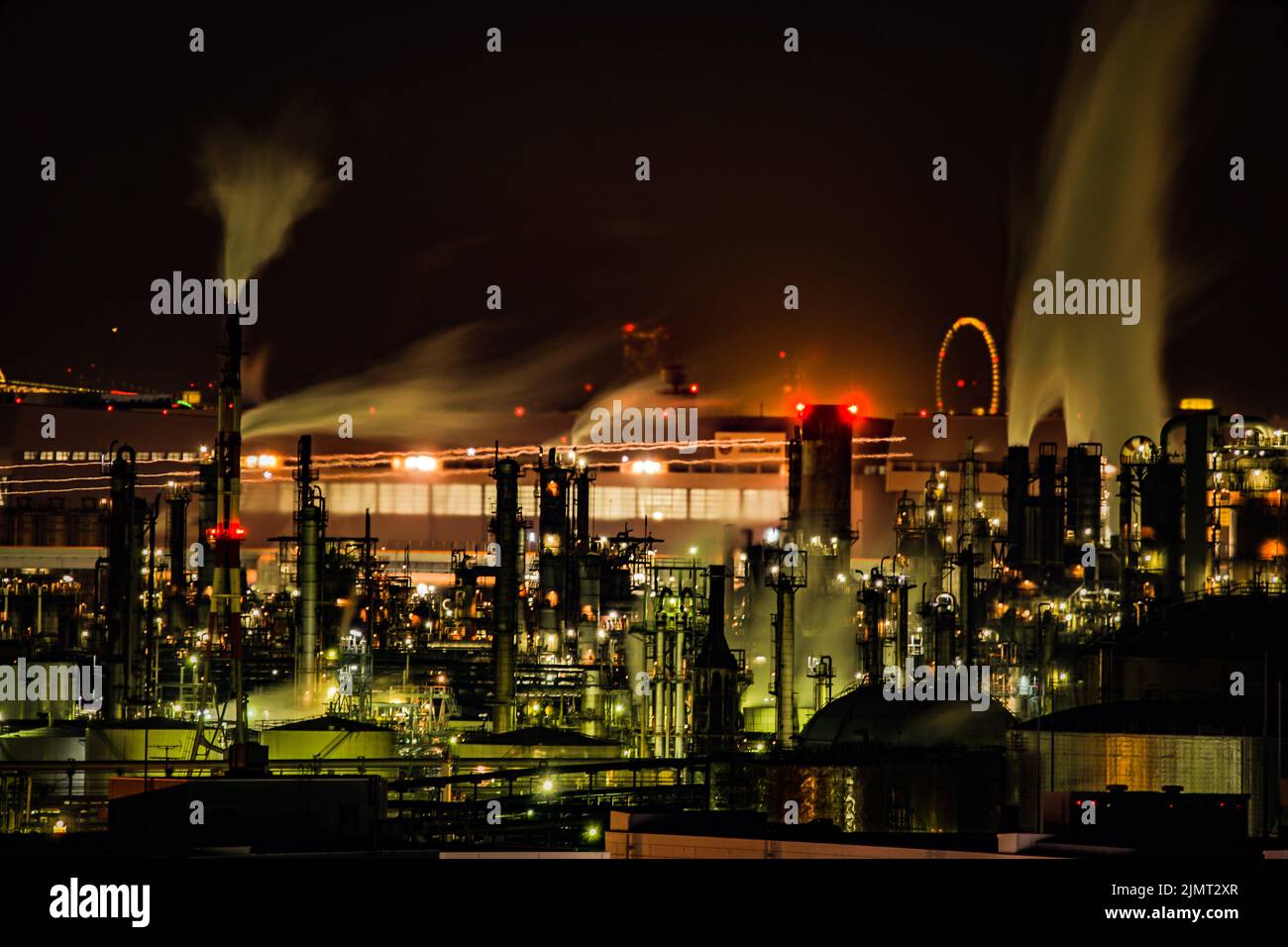 Vista notturna della zona industriale di Keihin, visibile dal Kawasaki Marien Foto Stock