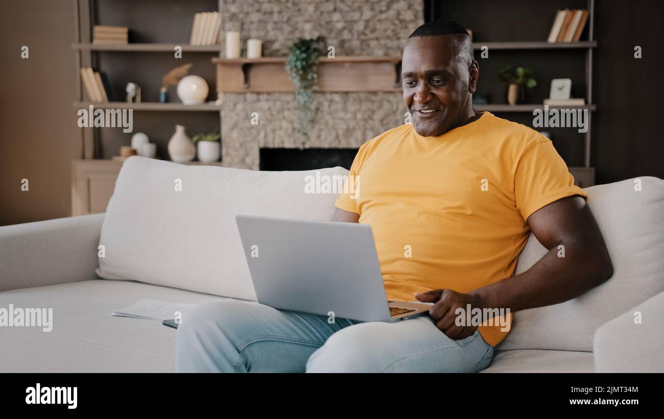 African Senior businessman freelancer adulto maschio american consumer man insegnante coach parlare con webcam videoconferenza chiamata in chat virtuale ondulazione Foto Stock