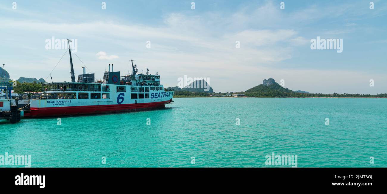 SURAT THANI - THAILANDIA. 20 marzo 2016; porto dei traghetti da Surat Thani a Koh. Nave da crociera turistica per Koh Samui e Isola di Koh Tao. Foto Stock