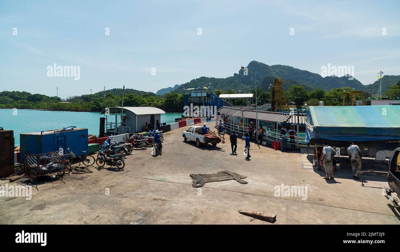 SURAT THANI - THAILANDIA. 20 marzo 2016; porto dei traghetti da Surat Thani a Koh. Vista dei ponteggi e dei ponteggi. Foto Stock