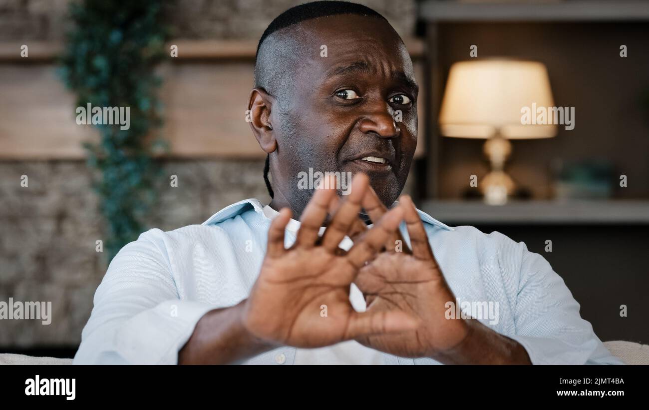 Insoddisfatto sconvolto scioccato adulto maturo afroamericano si sente avversione che proibisce il rifiuto gesto di esprimere disgusto spiacevole reazione negazione Foto Stock