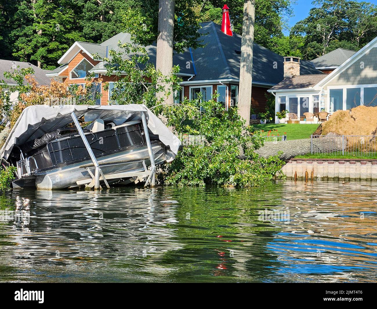 Pontone barca schiacciata da un albero caduto Foto Stock