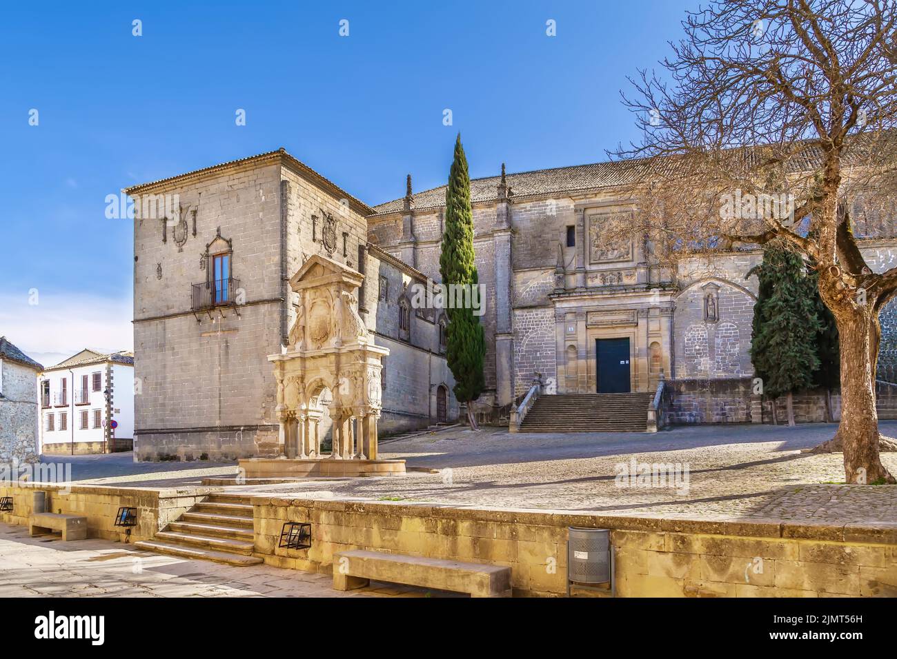 Ex Cattedrale di Baeza con la fontana di Santa Maria, Spagna Foto Stock