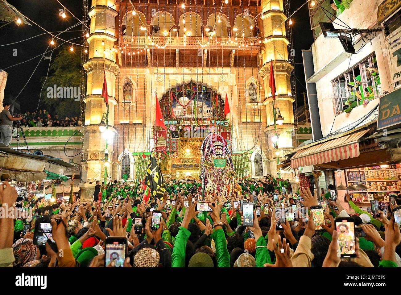 Ajmer, India. 07th ago 2022. I musulmani prendono parte alla processione di Tazia durante il mese santo di Muharram al santuario di Sufi san Khwaja Moinuddin Chishti ad Ajmer. Il rito di Tazia rievatte la morte di Hussein (nipote del profeta islamico Muhammad) e dei suoi figli maschi e compagni in un brutale massacro sulle pianure di Karbala, Iraq nell'anno 680 d.C. La sua morte è stata il risultato di una lotta di potere nella decisione di controllo della comunità musulmana. (Foto di Shaukat Ahmed/Pacific Press) Credit: Pacific Press Media Production Corp./Alamy Live News Foto Stock