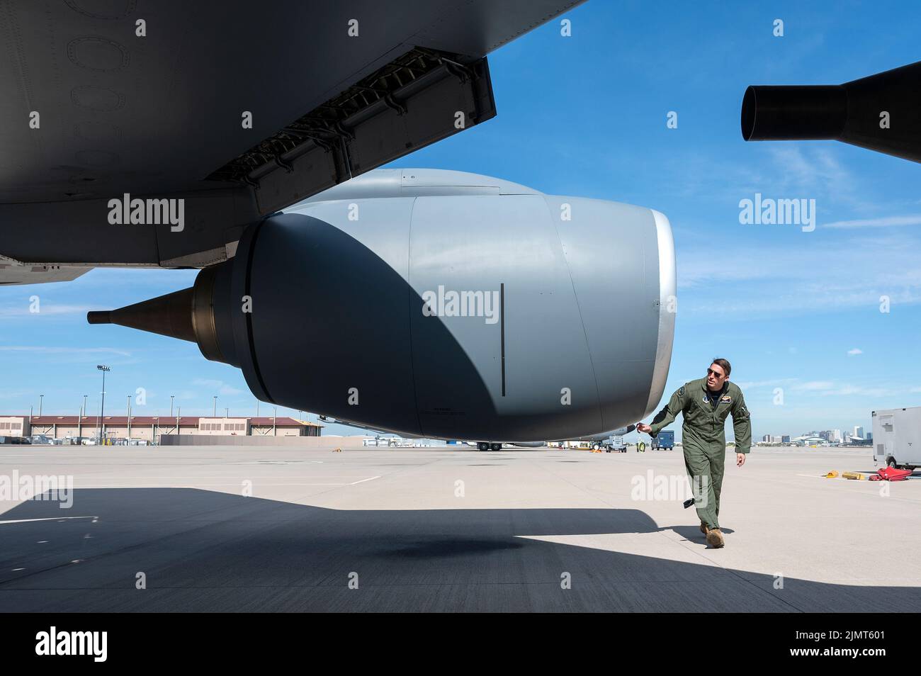 Adam McAuley, 197th pilota di Squadron che si occupa di rifornimento aereo degli Stati Uniti, conduce ispezioni pre-volo prima di una missione locale di rifornimento aereo con aerei da caccia dalla base dell'aeronautica di Luke il 6 agosto 2022. Il 197th fa parte della 161st Air Refueling Wing della base della Guardia Nazionale dell'aria Goldwater e conduce regolarmente missioni di rifornimento con i propri partner regionali alla base dell'aeronautica Luke. (STATI UNITI Foto della Guardia Nazionale dell'aria dello staff Sgt. James A. Richardson Jr.) Foto Stock