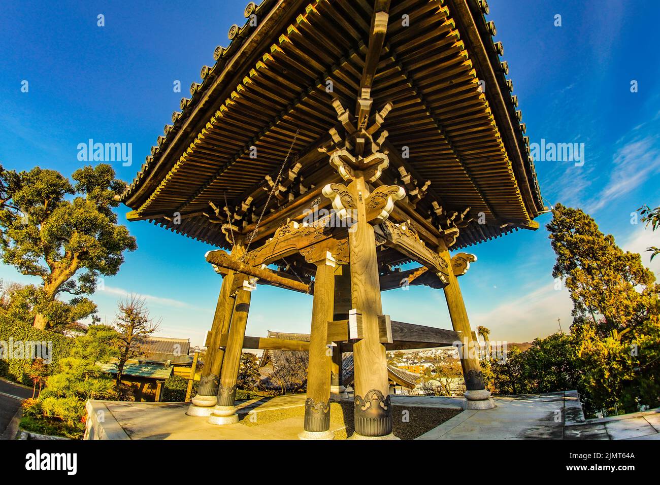 Campana del Tempio e cielo blu Foto Stock