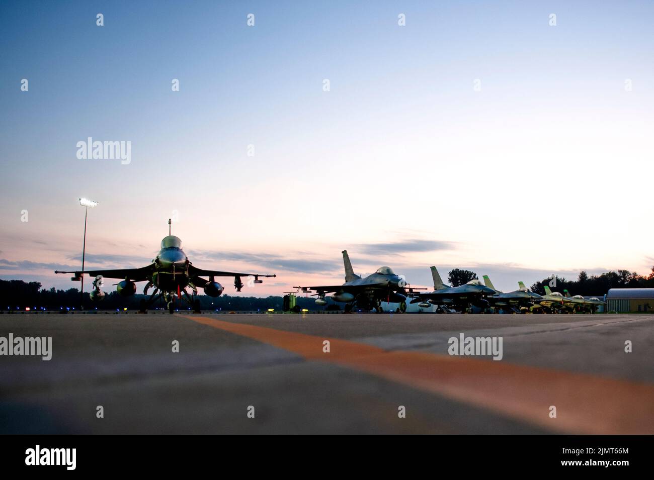 US Air Force F-16 Fighting Falcons siediti sulla linea luminosa della 180th Fighter Wing della Guardia Nazionale dell'Ohio, nelle prime ore del mattino, durante un'ispezione di preparazione su larga scala, il 8 agosto 2022, alla base di Swanton, Ohio. L'esercizio è stato una valutazione su vasta scala della rapida generazione e movimentazione di personale e attrezzature, utilizzando un concetto operativo di 24 ore. L'ala è stata valutata sulla sua capacità di imballare, preparare e impiegare personale pronto per la missione, aeromobili e attrezzature di supporto, operando in un ambiente conteso e degradato. (STATI UNITI Air National Guard foto di Senior Master Sgt. Foto Stock