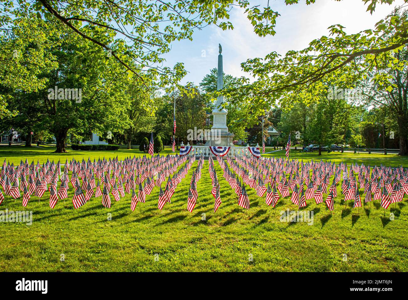 Le bandiere americane decorano il Monumento di guerra civile sul barre, ma comune di città Foto Stock