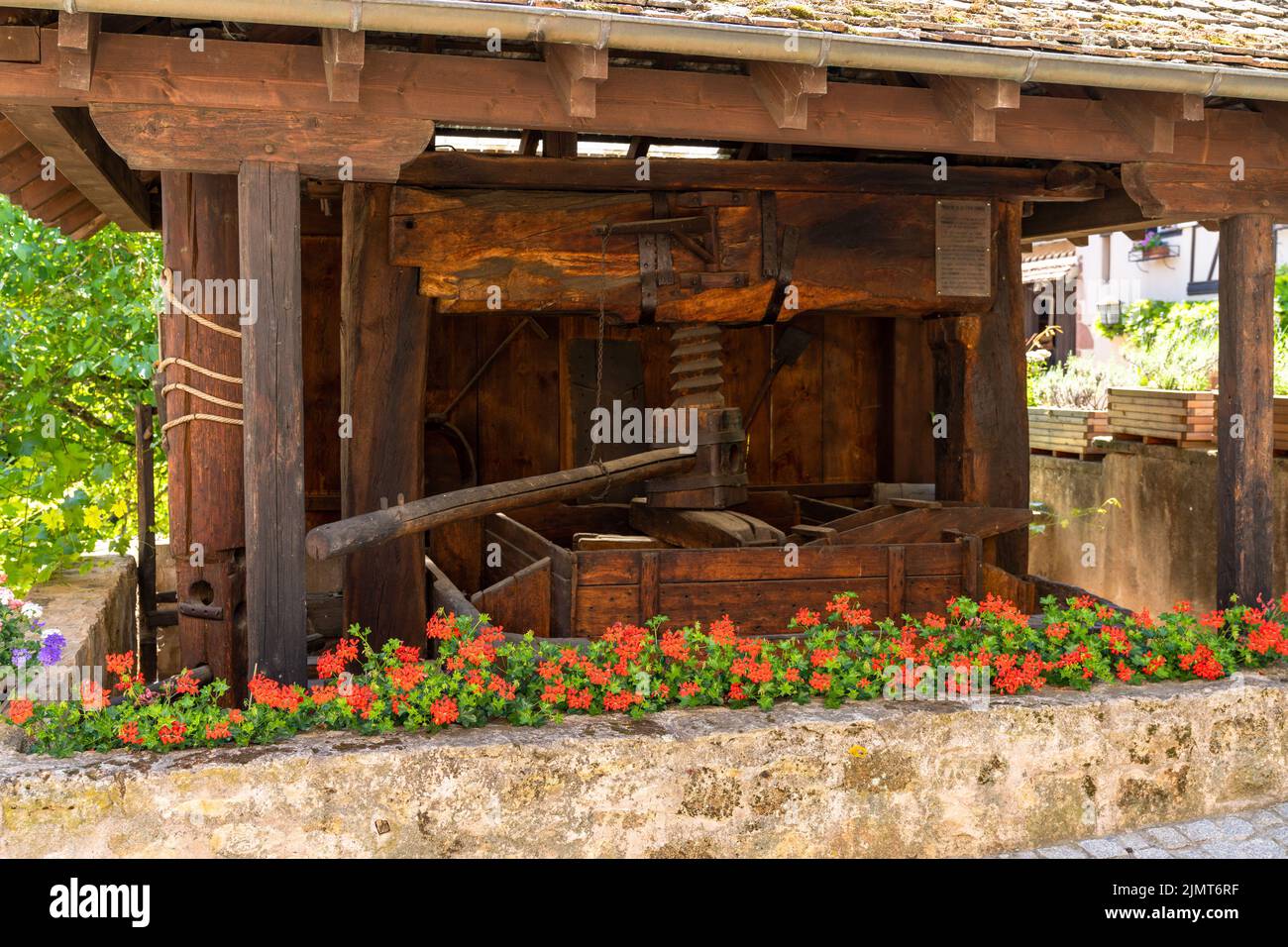 Vista dettagliata di una tradizionale pressa del vino nel centro storico del villaggio di Mittelbergheim Foto Stock