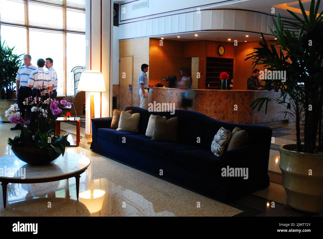 Gli ospiti potranno attendere vicino alla reception dell'elegante Art Deco Raleigh Hotel di Miami Beach, Florida Foto Stock