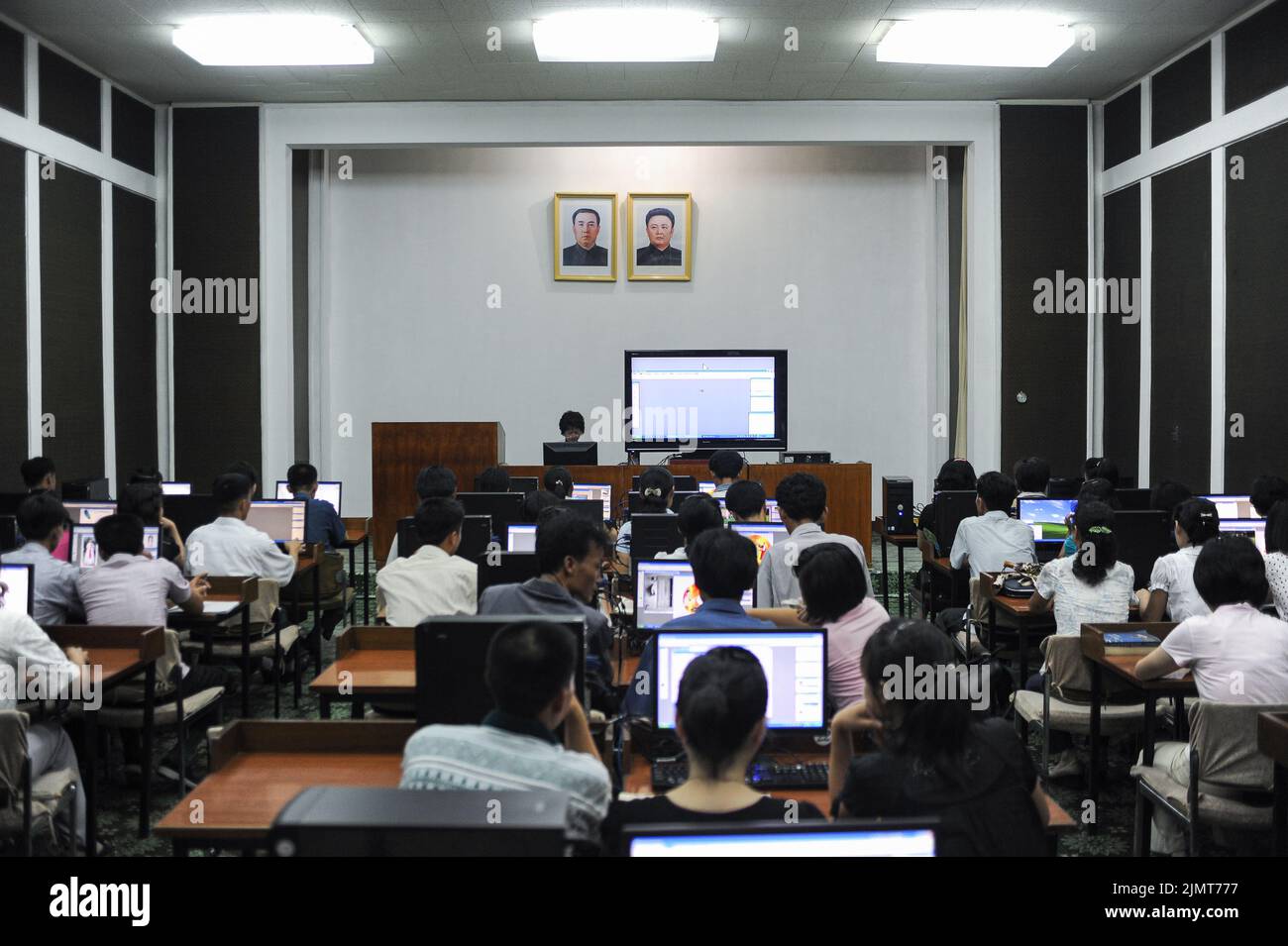 08.08.2012, Pyongyang, Corea del Nord, Asia - gli studenti si trovano in postazioni di lavoro all'interno di una sala conferenze nella casa di studio del grande popolo. Foto Stock