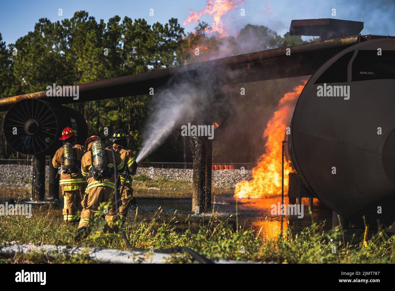 I vigili del fuoco assegnati al 6th ingegnere civile Squadron hanno messo fuori un fuoco durante un salvataggio di velivolo e un addestramento di abilità di estinzione del fuoco alla base dell'aeronautica di MacDill, Florida, 5 agosto 2022. Questo corso di formazione ARFF faceva parte di un progetto di ricerca sull'innovazione delle piccole imprese che valuta come l'unità del pompiere CES 6th gestisce l'incendio di combustibili liquidi pericolosi. Questo progetto contribuirà a sviluppare mezzi più efficienti per la gestione degli incendi che coinvolgono il combustibile JP-8, utilizzato per gli aerei dell'Aeronautica militare, e sarà utilizzato come riferimento per i metodi e i materiali di formazione futuri. (STATI UNITI Air Force foto di Airman 1st Classe Joshua Hastings) Foto Stock