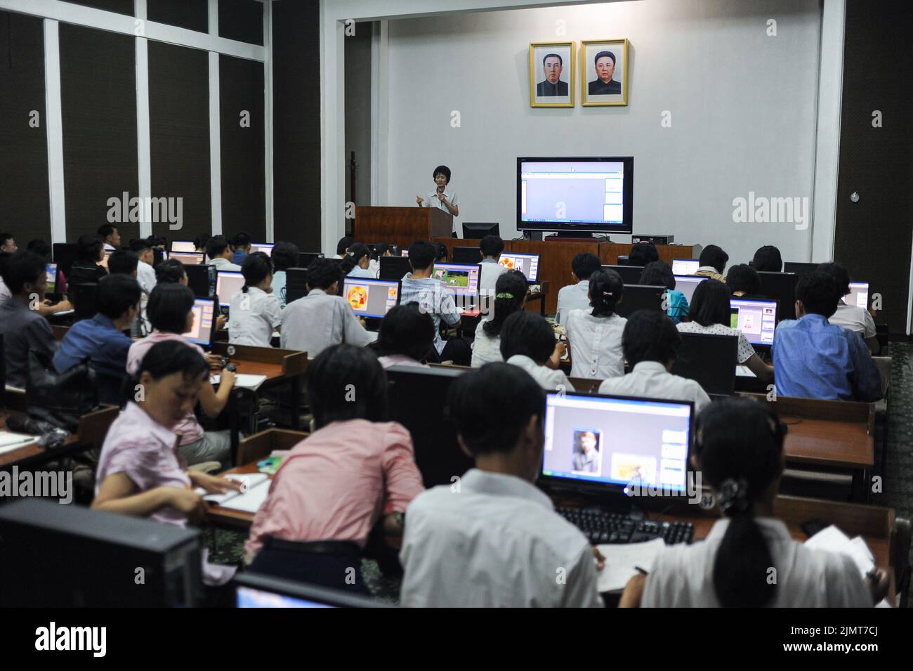 08.08.2012, Pyongyang, Corea del Nord, Asia - gli studenti si trovano in postazioni di lavoro all'interno di una sala conferenze nella casa di studio del grande popolo. Foto Stock