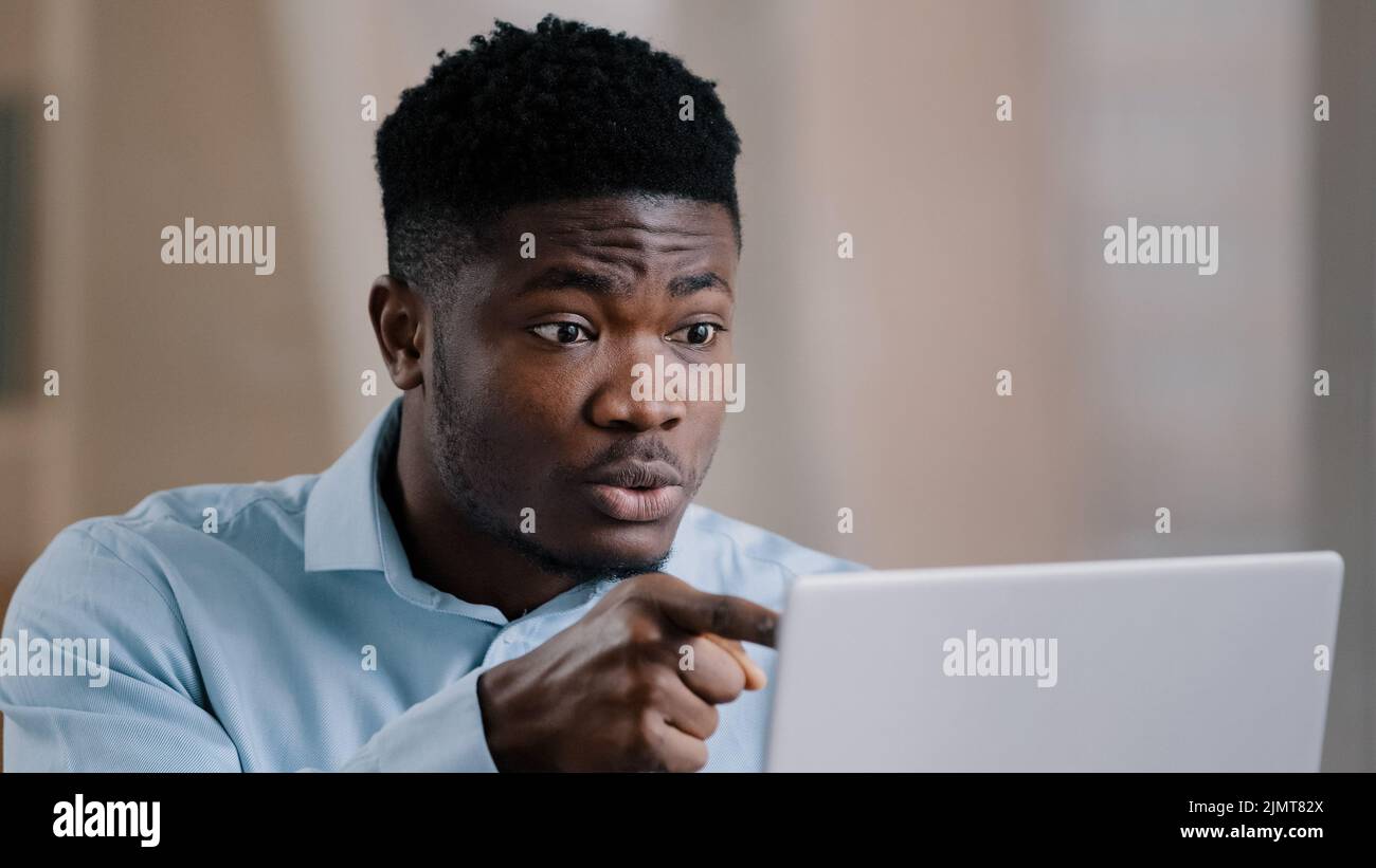 Infastidito africano americano giovane uomo ragazzo boss businessman parlare online video chat conferenza sensazione furioso fallimento giurare conflitto Foto Stock