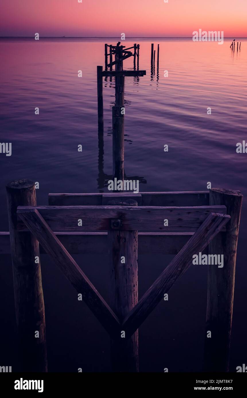 Il sole sorge su un molo rotto a Portersville Bay, 4 ottobre 2014, a Coden, Alabama. La zona è stata pesantemente colpita dagli uragani . Foto Stock