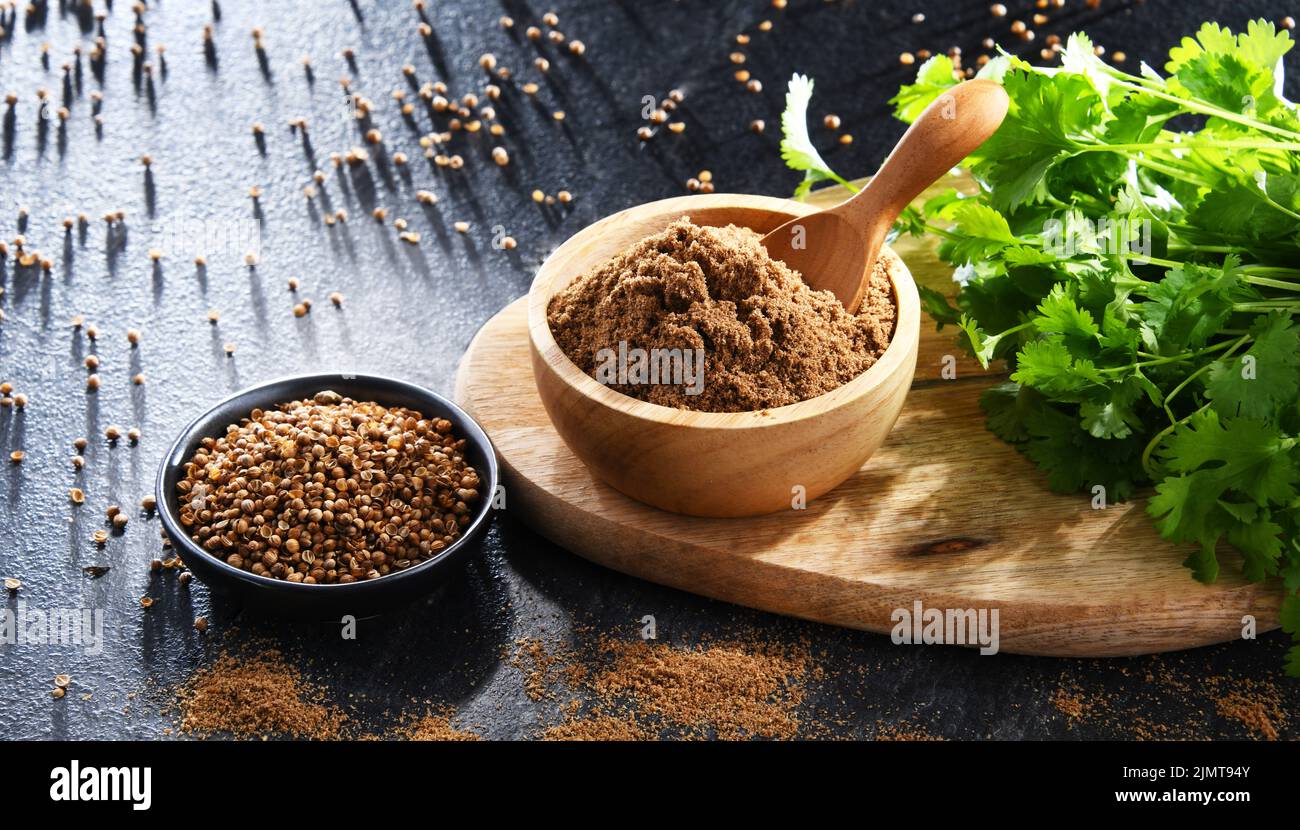 Composizione con coriandolo macinato Foto Stock
