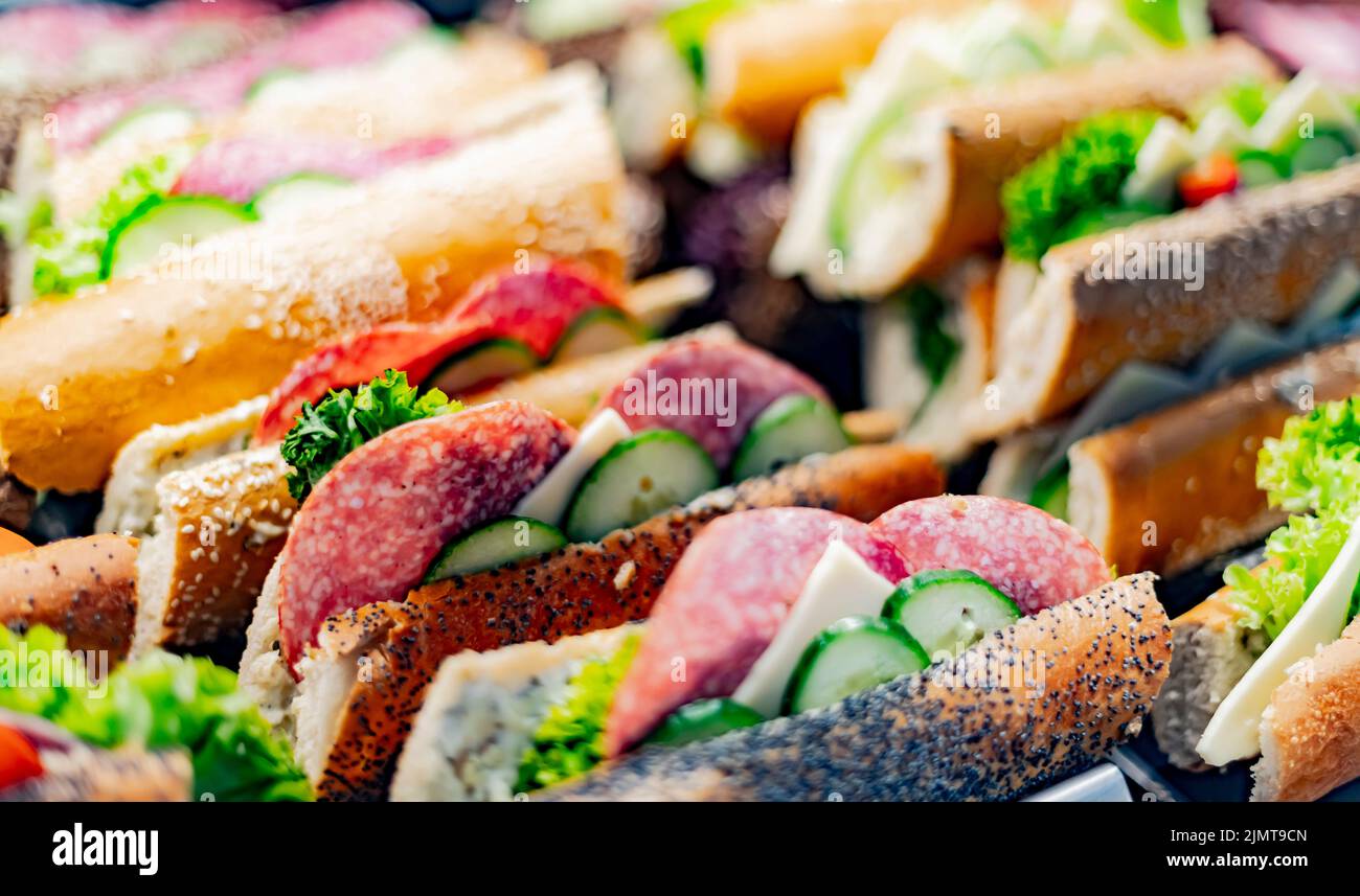 Panini preparati al momento venduti in un ristorante fast food. Foto Stock