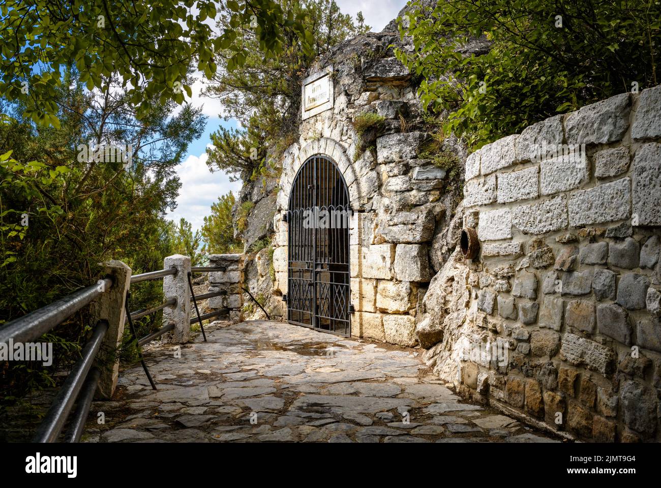 Grotta di Lermontov a Pyatigorsk, Stavropol Krai, Russia. Scenario di vecchio punto di riferimento di Pyatigorsk installato nel 1831, luogo storico in estate. Tema Foto Stock