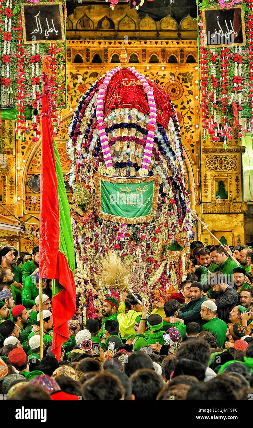 Ajmer, Rajasthan, India. 7th ago 2022. I musulmani prendono parte alla processione di Tazia durante il mese santo di Muharram al santuario di Sufi san Khwaja Moinuddin Chishti ad Ajmer. Il rito di Tazia rievatte la morte di Hussein (nipote del profeta islamico Muhammad) e dei suoi figli maschi e compagni in un brutale massacro sulle pianure di Karbala, Iraq nell'anno 680 d.C. La sua morte è stata il risultato di una lotta di potere nella decisione di controllo della comunità musulmana. (Credit Image: © Shaukat Ahmed/Pacific Press via ZUMA Press Wire) Foto Stock