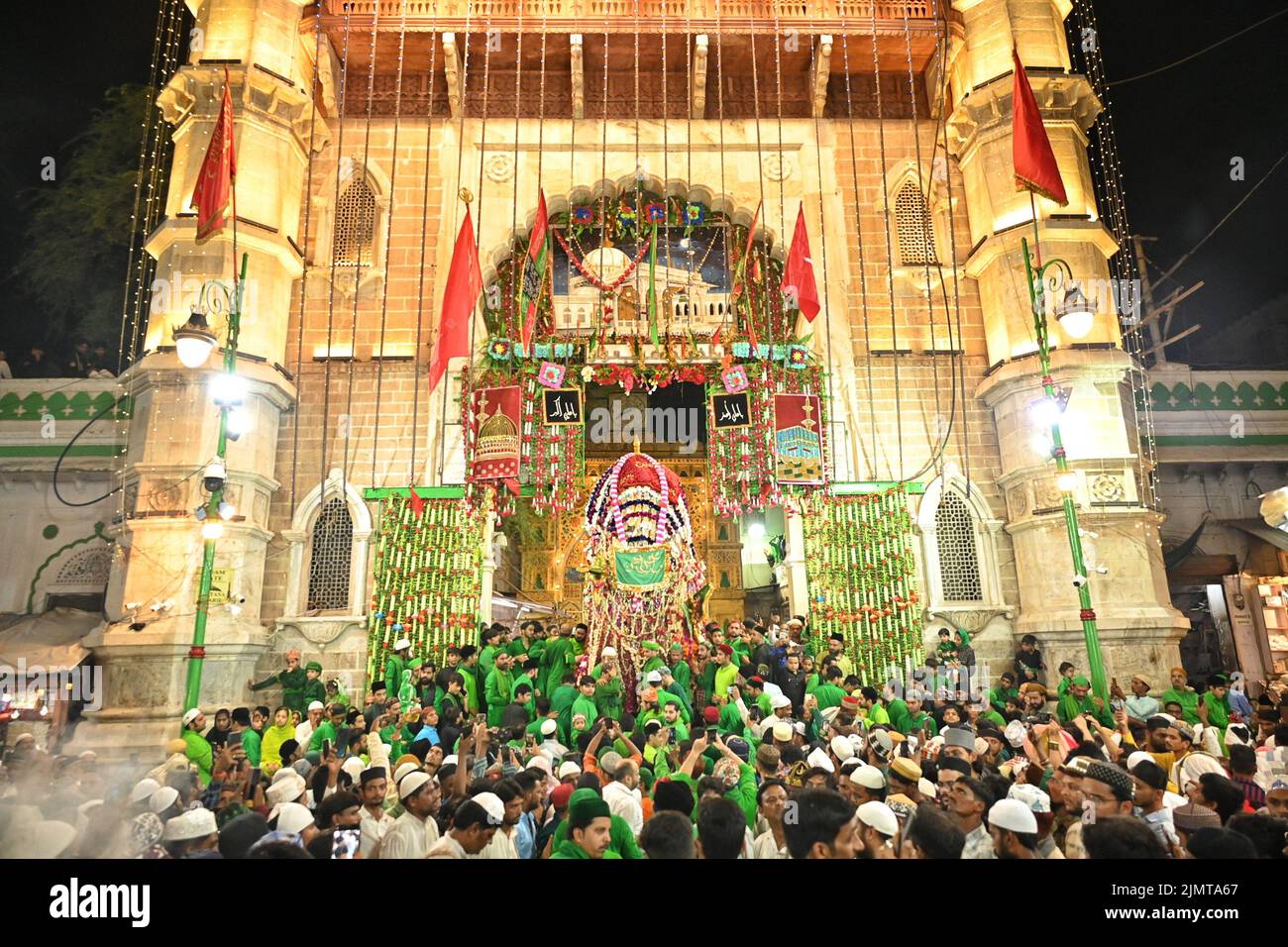Ajmer, Rajasthan, India. 7th ago 2022. I musulmani prendono parte alla processione di Tazia durante il mese santo di Muharram al santuario di Sufi san Khwaja Moinuddin Chishti ad Ajmer. Il rito di Tazia rievatte la morte di Hussein (nipote del profeta islamico Muhammad) e dei suoi figli maschi e compagni in un brutale massacro sulle pianure di Karbala, Iraq nell'anno 680 d.C. La sua morte è stata il risultato di una lotta di potere nella decisione di controllo della comunità musulmana. (Credit Image: © Shaukat Ahmed/Pacific Press via ZUMA Press Wire) Foto Stock