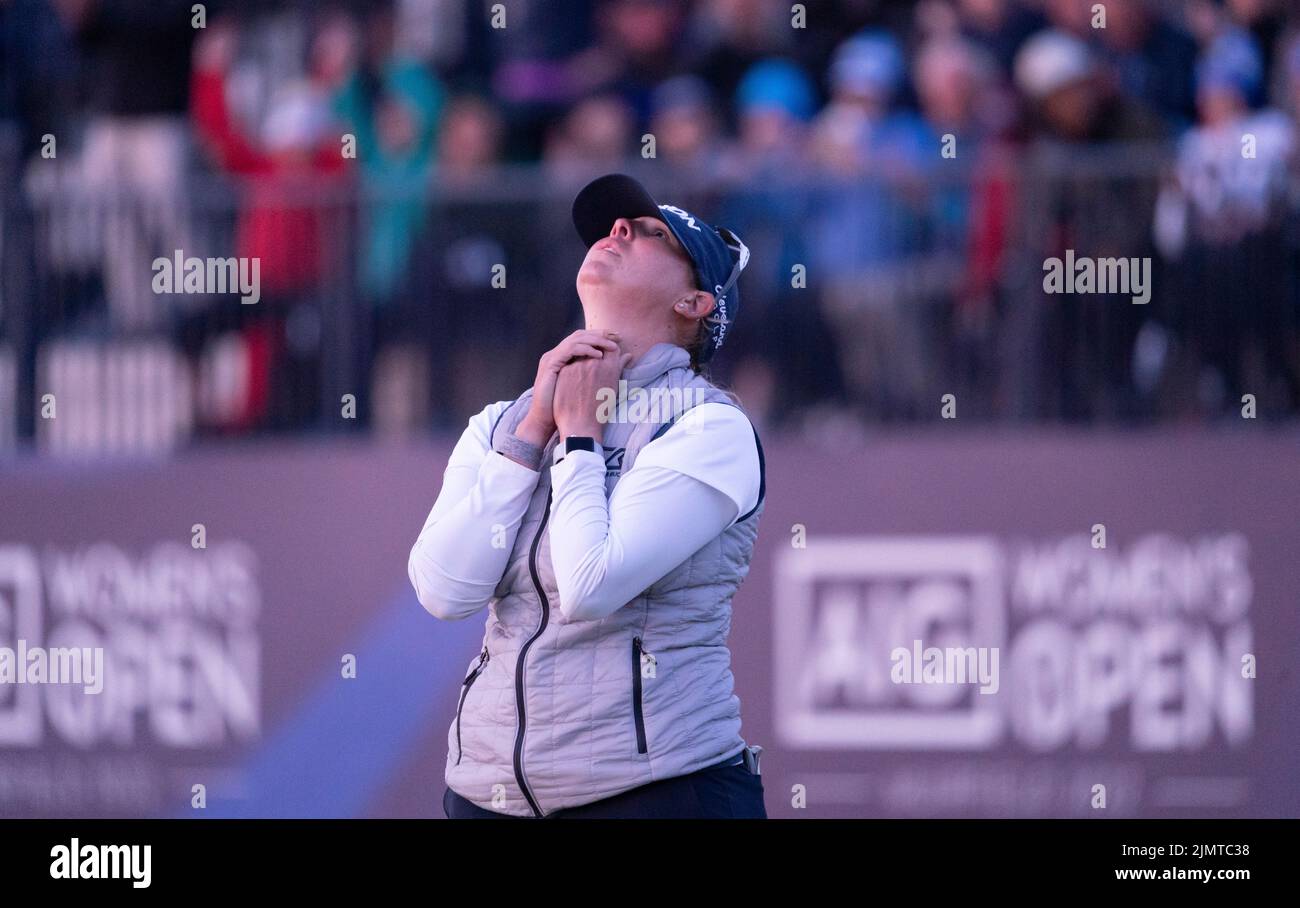 Gullane, Scozia, Regno Unito. 7th agosto 2022. Ultimo round del campionato AIG Women’s Open di golf a Muirfield, nella East Lothian. PIC; Ashleigh Buhai del Sudafrica festeggia il putt vincente su 4th buchi extra per vincere l’AIG Women’s Open a Muirfield questa sera. Ha battuto in Gee Chun della Corea del Sud sul buco supplementare 4th in un playoff dopo che entrambi i giocatori hanno finito dieci sotto il par. Iain Masterton/Alamy Live News Foto Stock