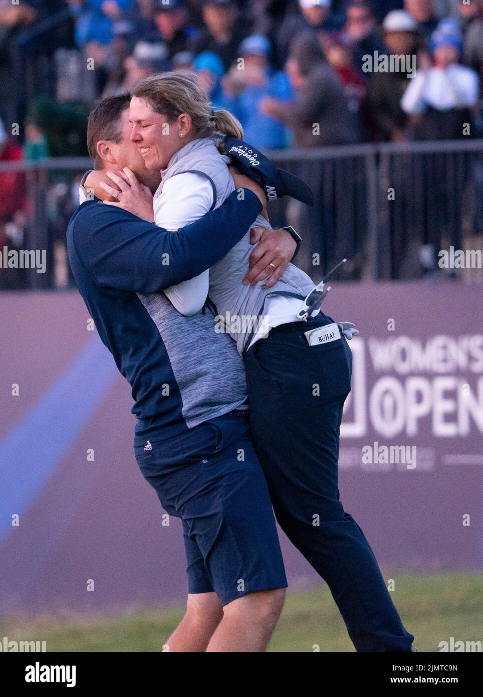 Gullane, Scozia, Regno Unito. 7th agosto 2022. Ultimo round del campionato AIG Women’s Open di golf a Muirfield, nella East Lothian. PIC; Ashleigh Buhai del Sudafrica festeggia il putt vincente su 4th buchi extra per vincere l’AIG Women’s Open a Muirfield questa sera. Ha battuto in Gee Chun della Corea del Sud sul buco supplementare 4th in un playoff dopo che entrambi i giocatori hanno finito dieci sotto il par. Iain Masterton/Alamy Live News Foto Stock