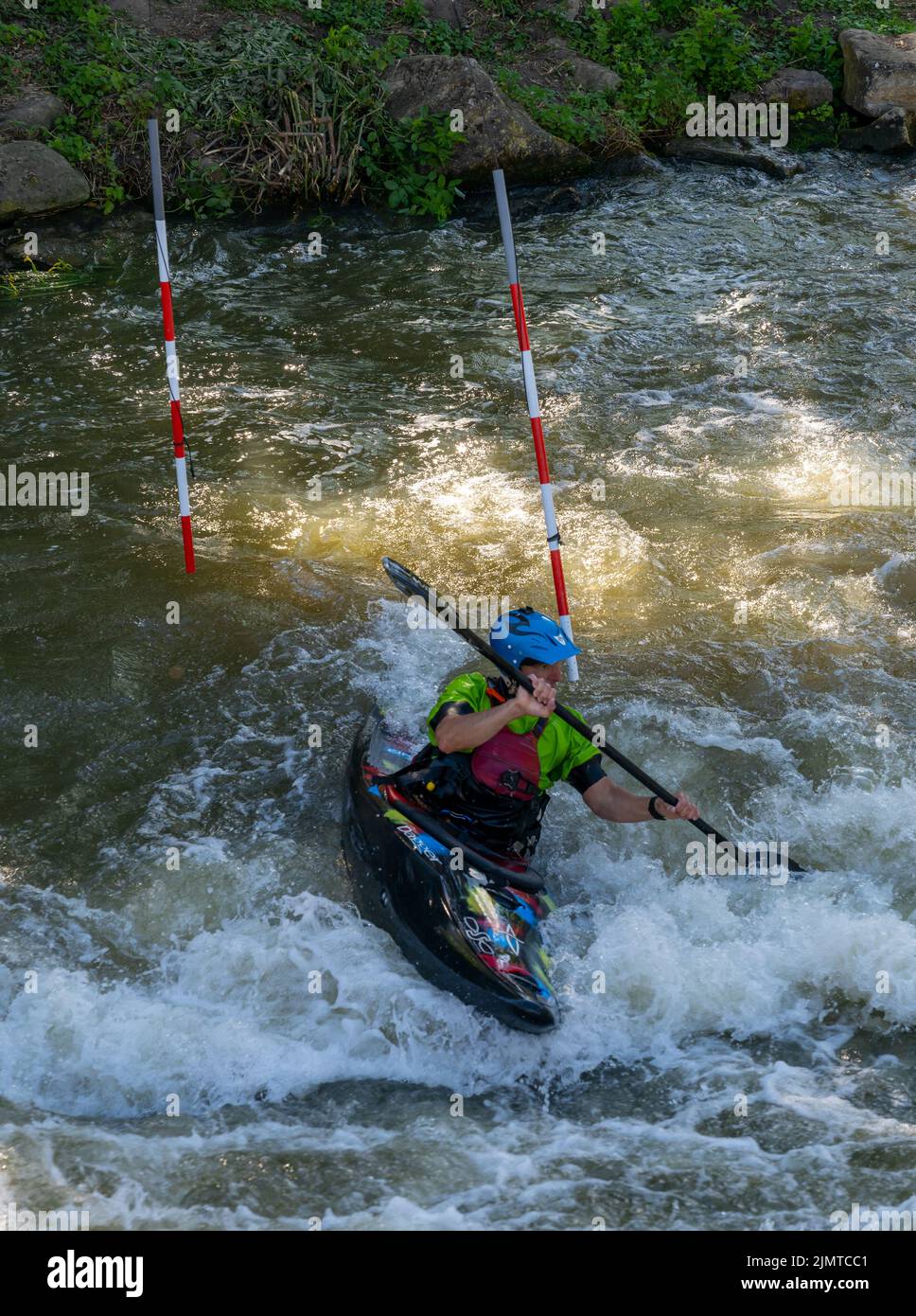 Corso di kayaker slalom sul corso di slalom Digue de la Pucelle nel centro di Metz Foto Stock