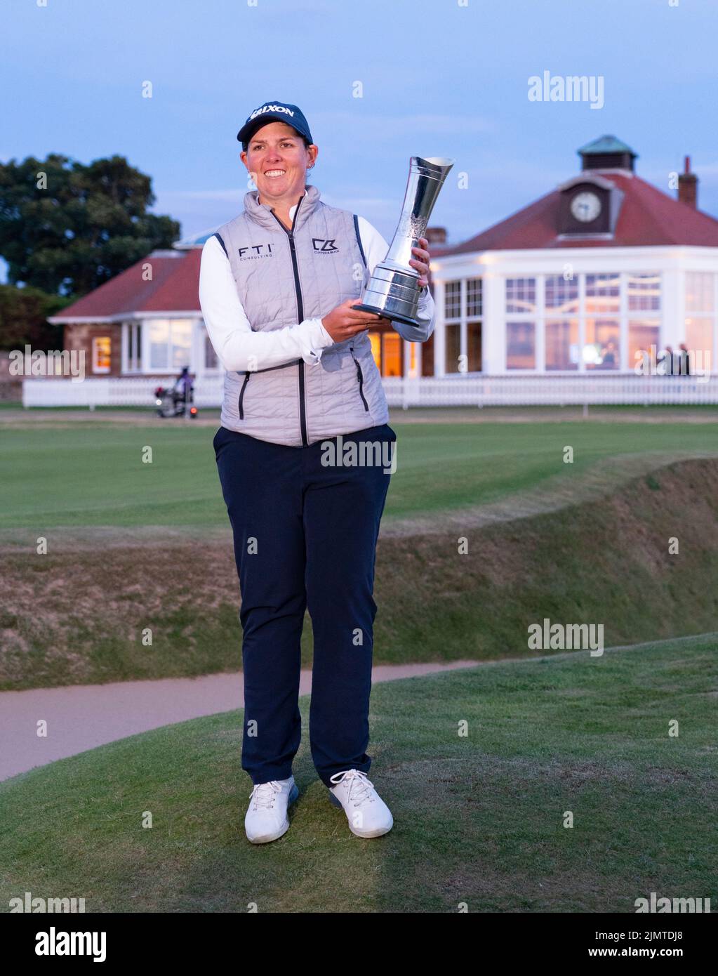 Gullane, Scozia, Regno Unito. 7th agosto 2022. Ultimo round del campionato AIG Women’s Open di golf a Muirfield, nella East Lothian. PIC; Ashleigh Buhai del Sudafrica festeggia il putt vincente su 4th buchi extra per vincere l’AIG Women’s Open a Muirfield questa sera. Ha battuto in Gee Chun della Corea del Sud sul buco supplementare 4th in un playoff dopo che entrambi i giocatori hanno finito dieci sotto il par. Iain Masterton/Alamy Live News Foto Stock