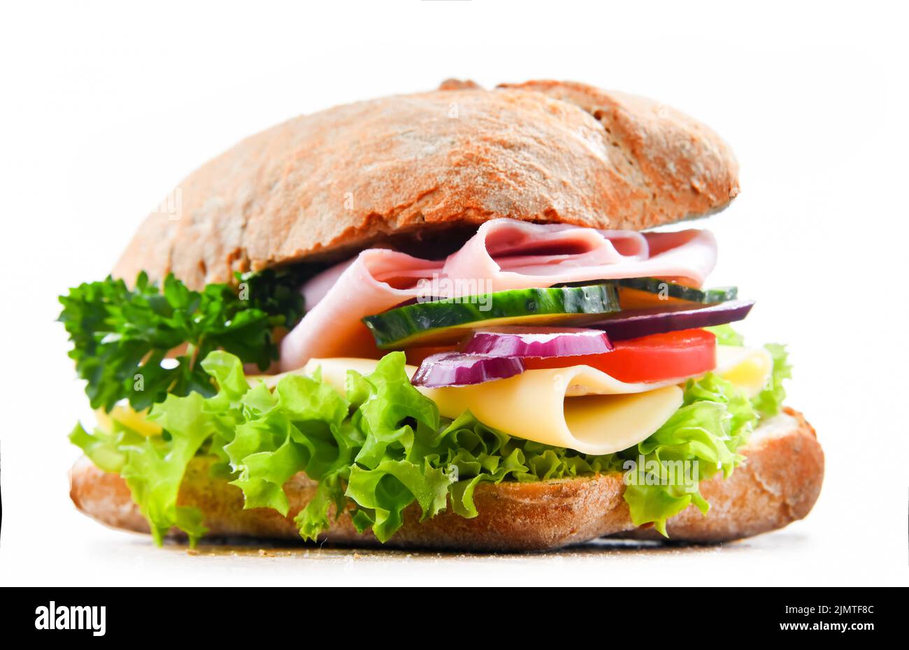 Sandwich con formaggio e prosciutto e verdure fresche isolate su bianco. Foto Stock