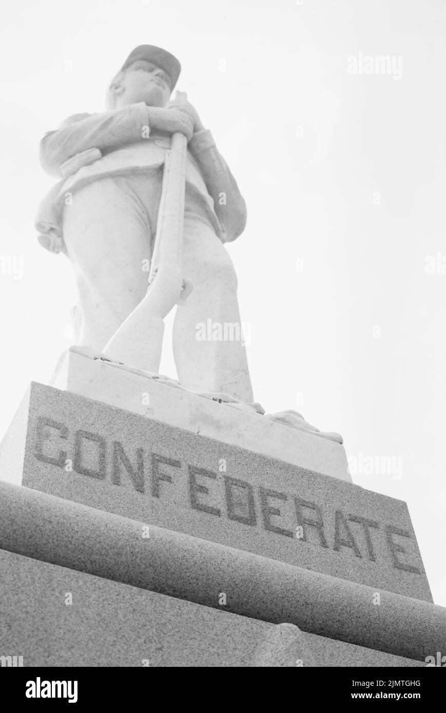 Il monumento confederato si trova di fronte al tribunale della contea di Dooly a Vienna, Georgia. Una somiglianza di un soldato dell'esercito confederato si erge . Foto Stock