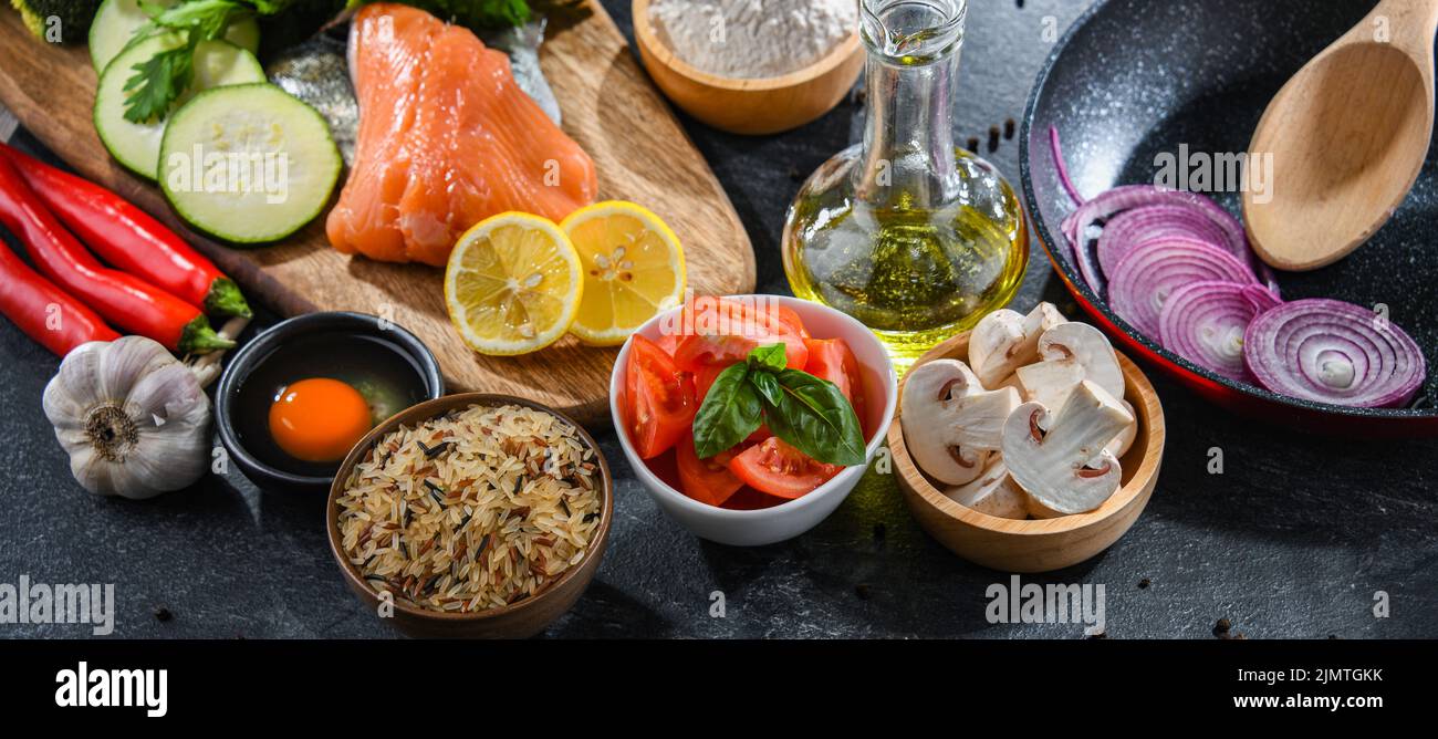 Ingredienti freschi preparati per cucinare su un tavolo da cucina Foto Stock