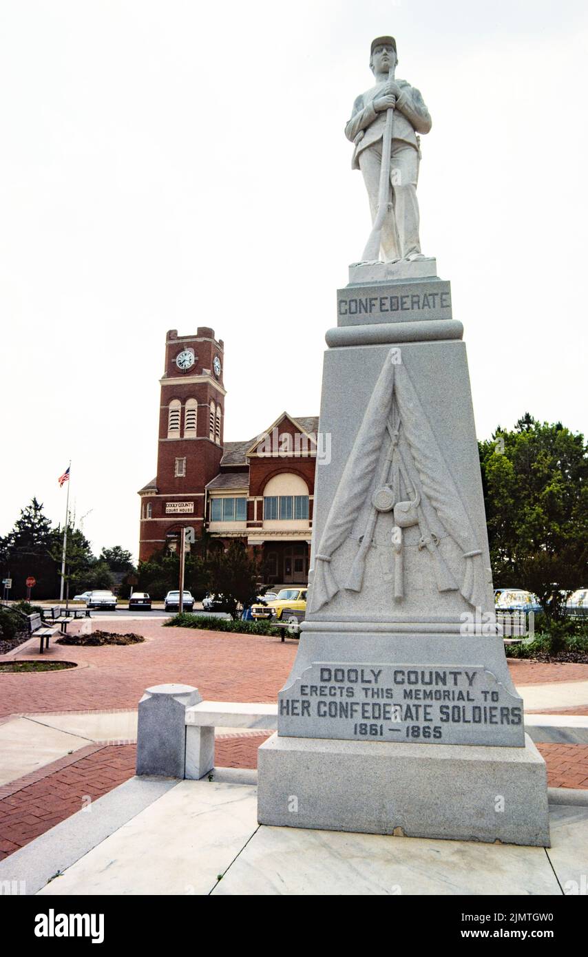 Il monumento confederato si trova di fronte al tribunale della contea di Dooly a Vienna, Georgia. Una somiglianza di un soldato dell'esercito confederato si erge . Foto Stock