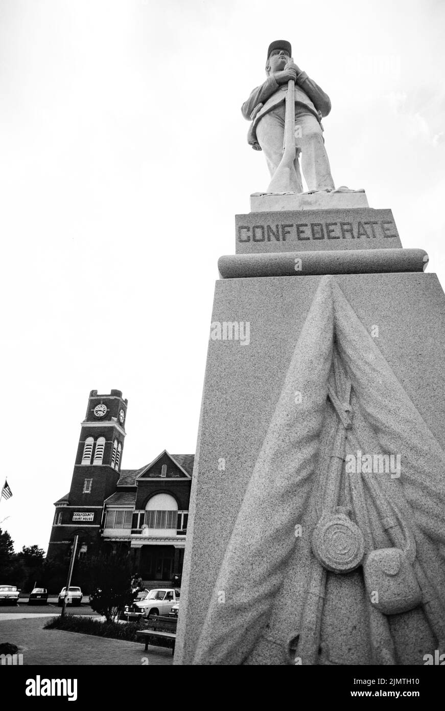 Il monumento confederato si trova di fronte al tribunale della contea di Dooly a Vienna, Georgia. Una somiglianza di un soldato dell'esercito confederato si erge . Foto Stock