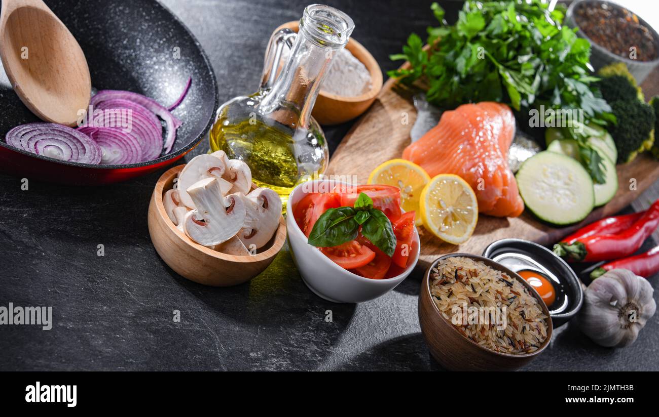 Ingredienti freschi preparati per cucinare su un tavolo da cucina Foto Stock