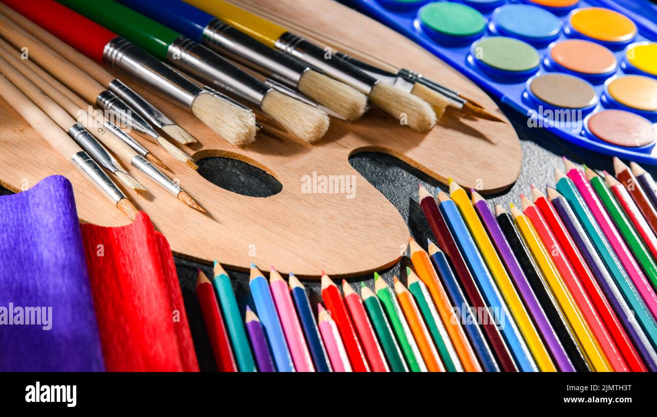 Composizione con gli accessori della scuola di pittura e disegno. Foto Stock