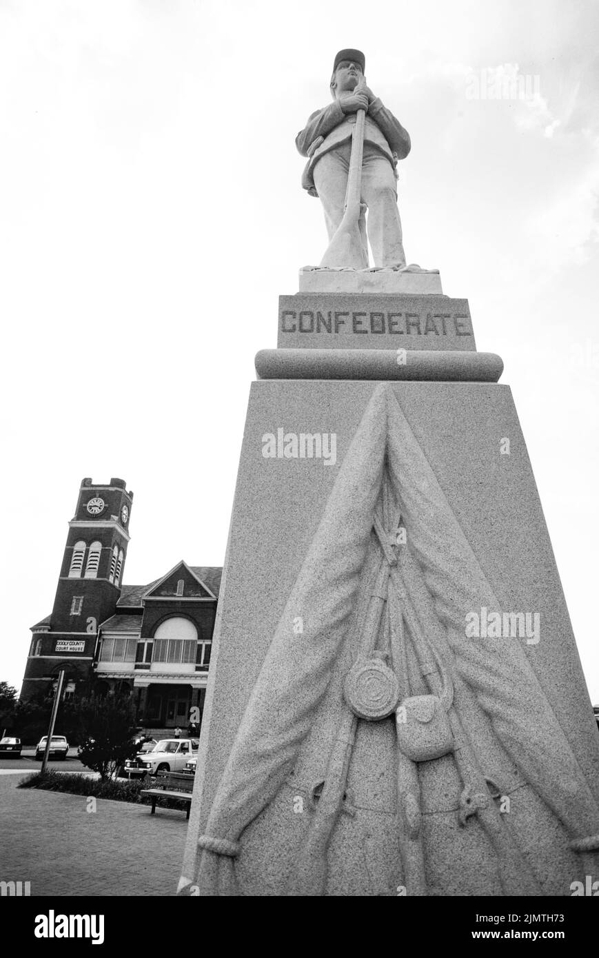 Il monumento confederato si trova di fronte al tribunale della contea di Dooly a Vienna, Georgia. Una somiglianza di un soldato dell'esercito confederato si erge . Foto Stock