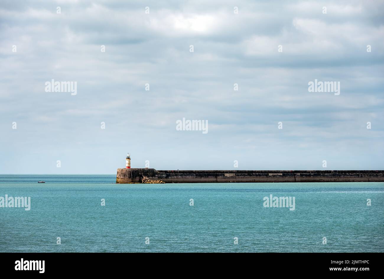 Newhaven Breakwater Lighthouse in the day time, East Sussex, South East England Foto Stock