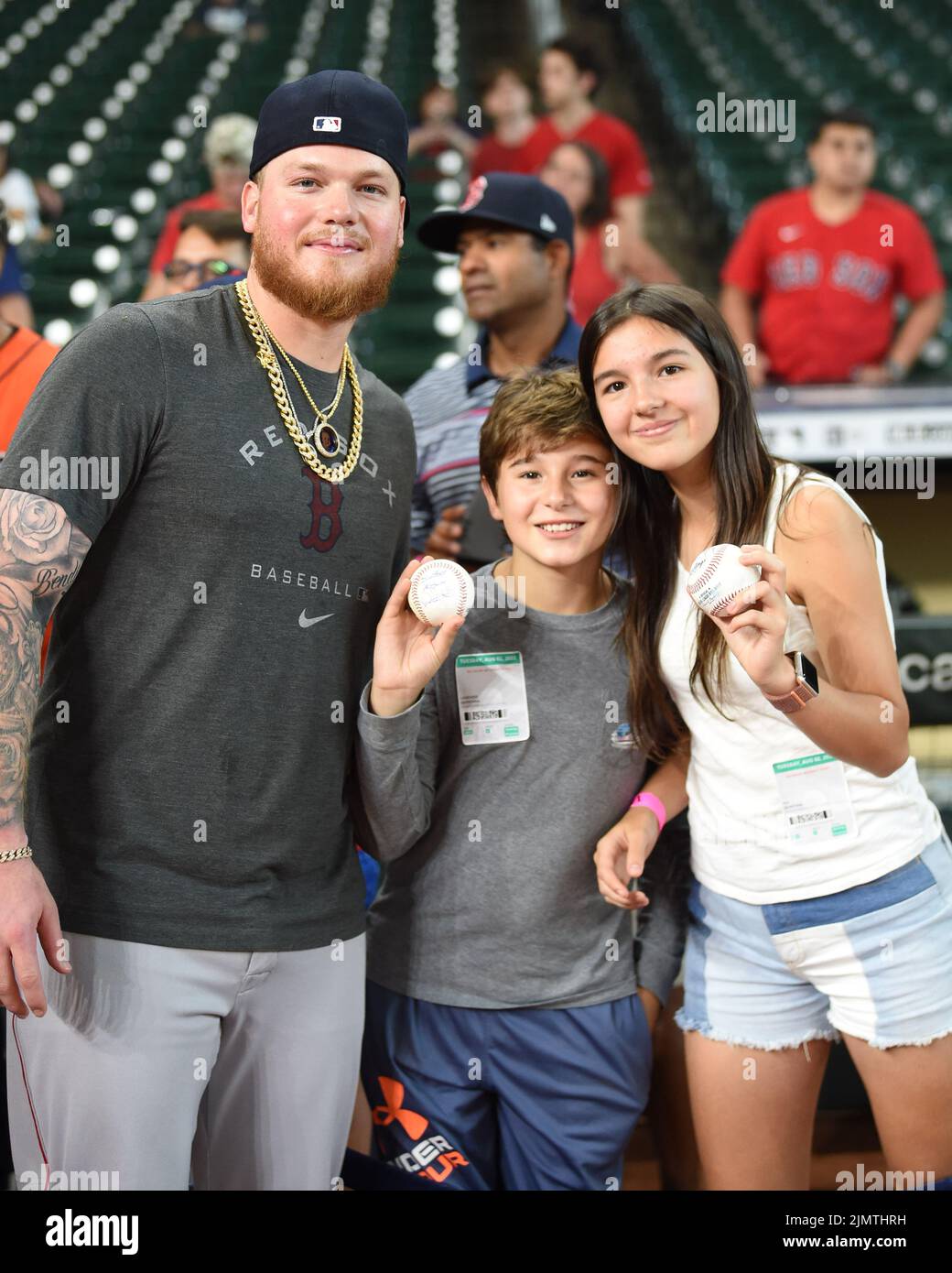 Il Boston Red Sox ha lasciato il fielder Alex Verdugo (99) si pone con i fan prima della partita MLB tra i Boston Red Sox e gli Houston Astros martedì, agosto Foto Stock