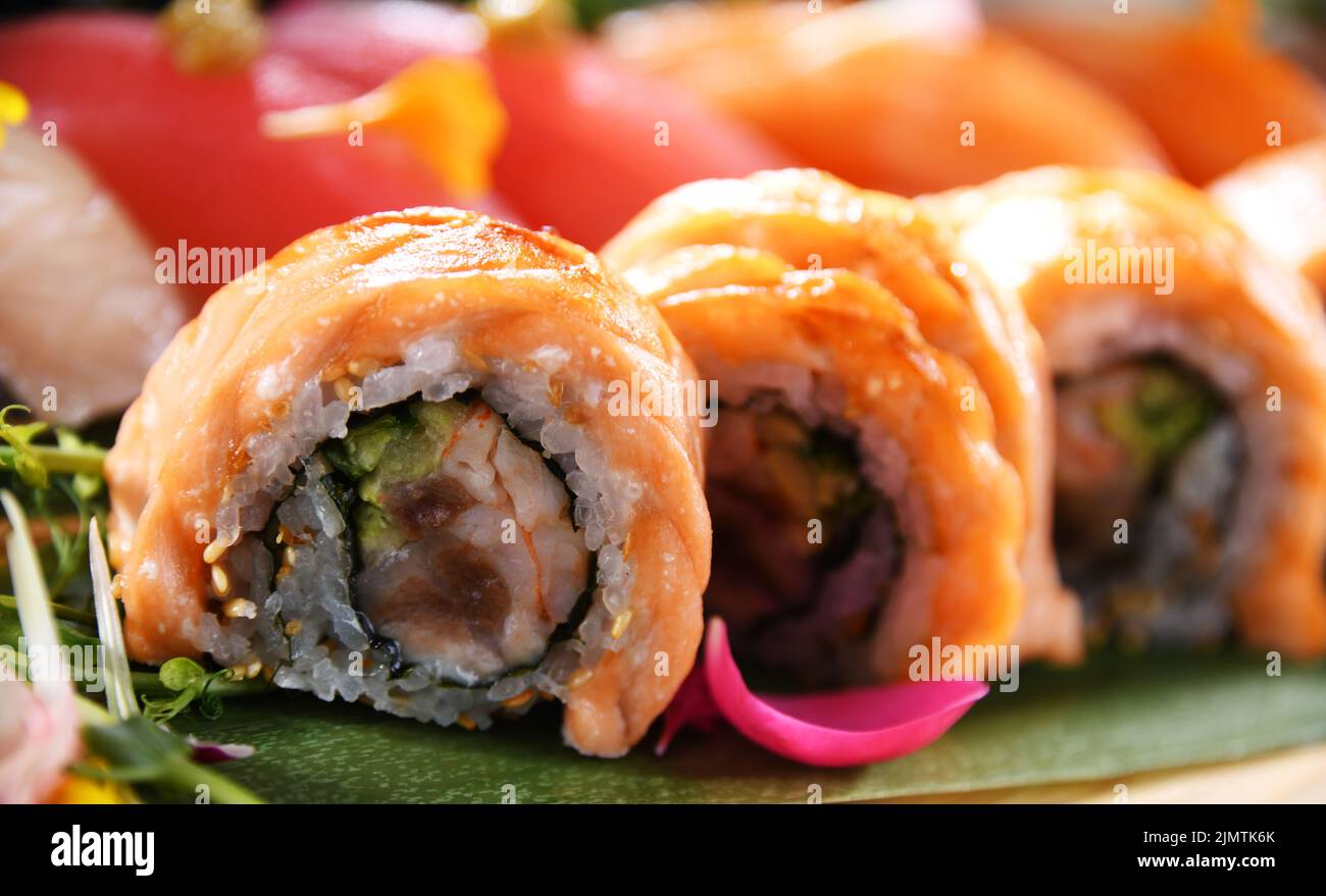 Composizione con una varietà di sushi roll Foto Stock