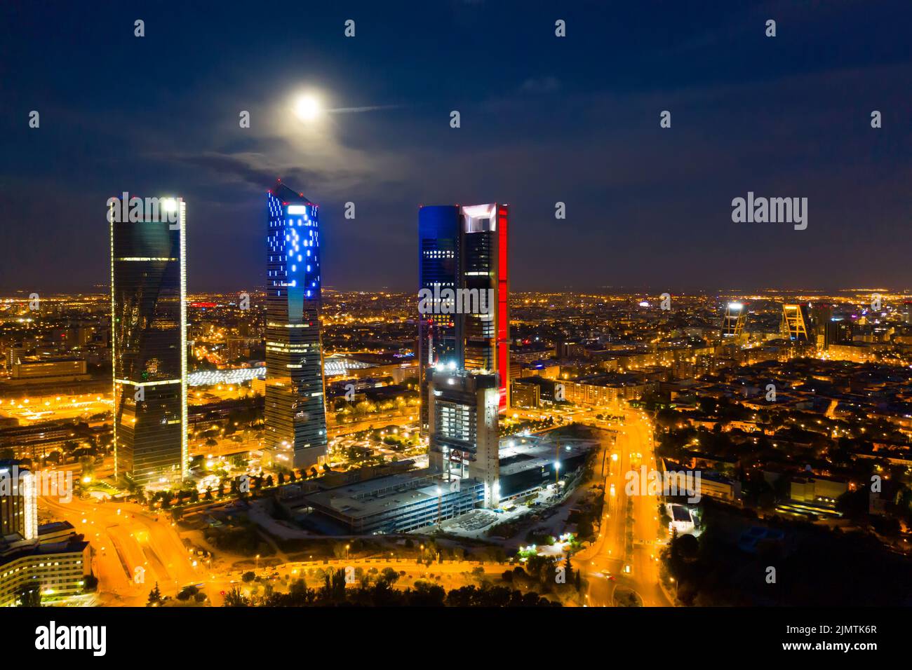 Vista notturna delle quattro torri del quartiere degli affari di Madrid. Foto Stock