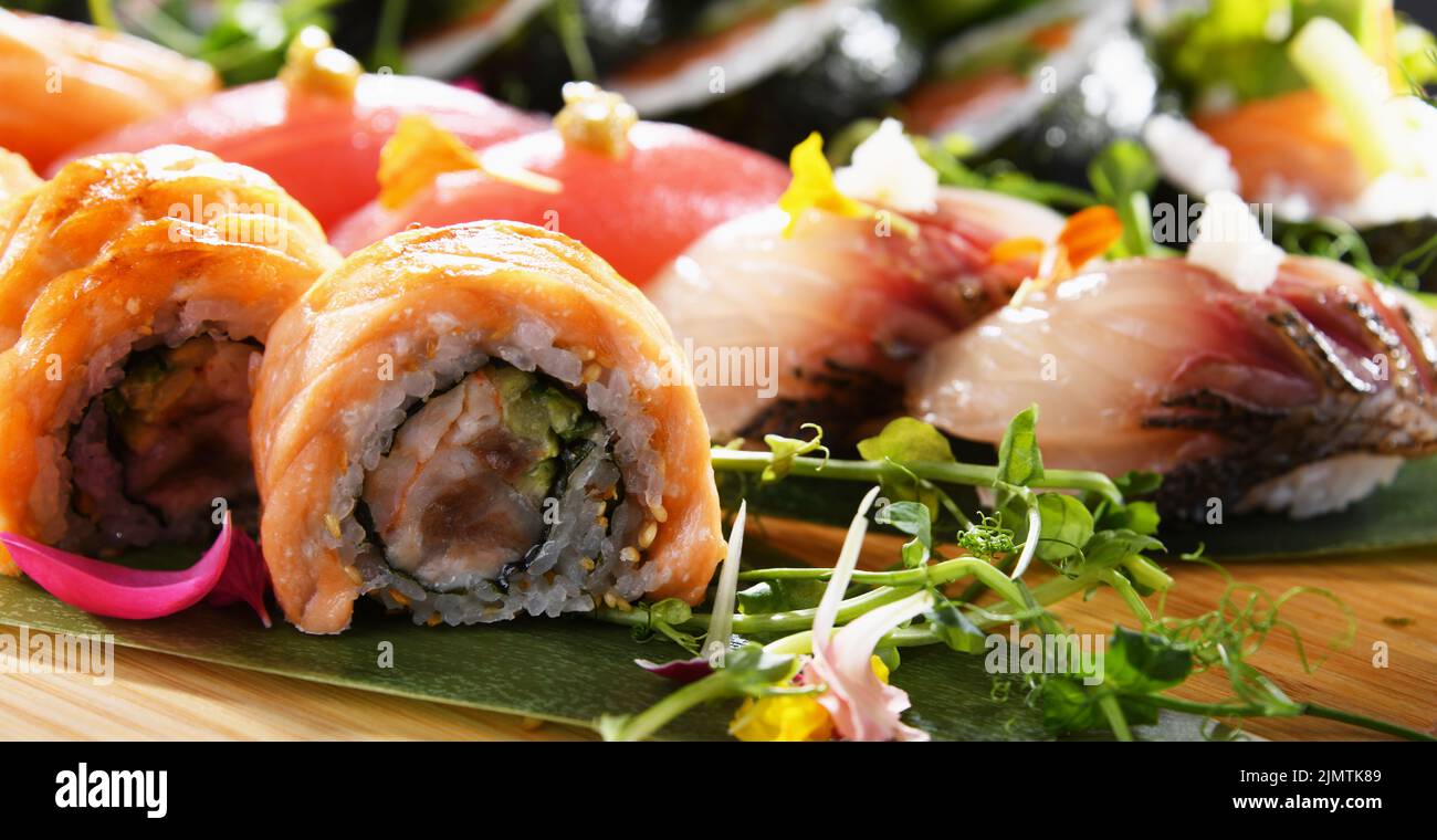 Composizione con una varietà di sushi roll Foto Stock