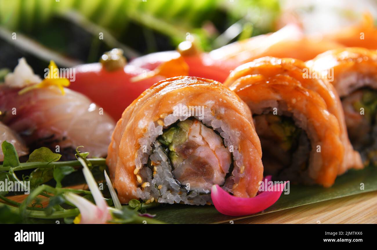 Composizione con una varietà di sushi roll Foto Stock